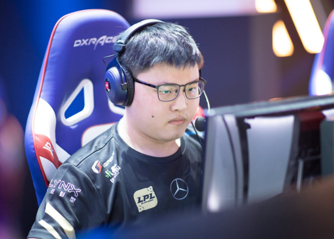 九游互动-包含Uzi在巴黎圣日耳曼比赛中重要助攻，表现优异引发热议！比赛高潮迭起的词条